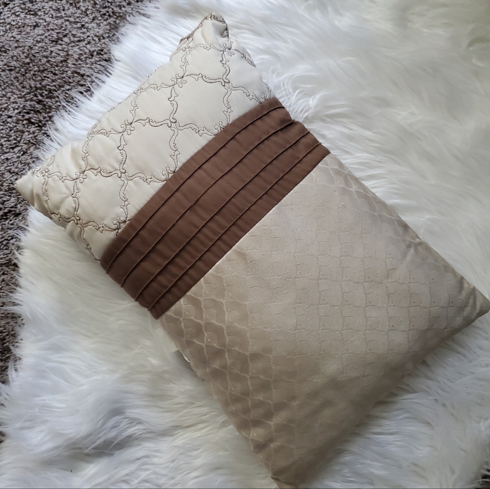 A Beatiful decorative reversible pillow!
